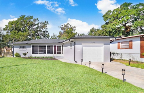 Southwest Orlando House | Spacious Downtown Orlando house centrally located to Orlando tourist attractions