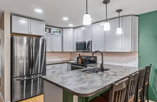 Redmond House | Spacious downtown pad - billiards/ping pong/sauna