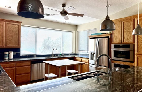 Oak Shores House | Spacious Dragon Lake Villa on Lake Naci in Paso Robles Wine Country w/Internet