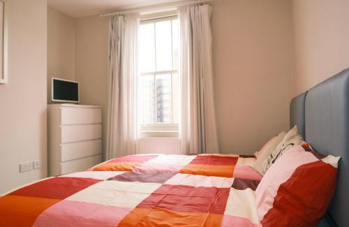 Ravenscourt Park Apartment | Spacious Duplex Flat West London for Families & Groups