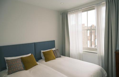 Ravenscourt Park Apartment | Spacious Duplex Flat West London for Families & Groups