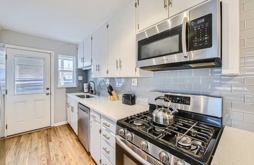 Dallas House | Spacious East Dallas Retreat - Pet Friendly!