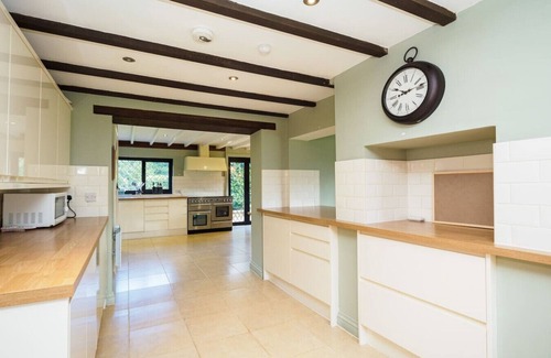 Upper Dicker House | Spacious East Sussex retreat with tennis court, hot tub, and room for 20