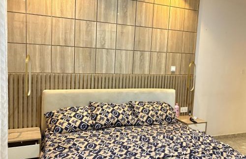Loburo House | Spacious elegant 3 Bedroom Bungalow in RCCG Camp Mowe WiFi AC Solar