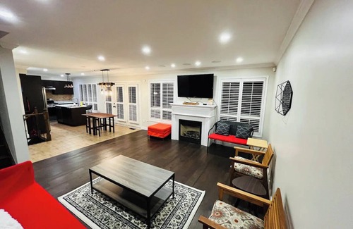 Brantford House | Spacious & Elegant 3BR + Office