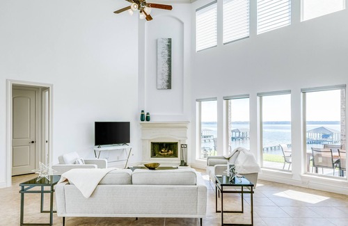 Lake Houston House | Spacious & Elegant Lakefront Getaway W/ Game Room, Free WiFi & Movie Theater