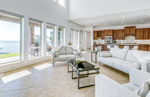 Lake Houston House | Spacious & Elegant Lakefront Getaway W/ Game Room, Free WiFi & Movie Theater