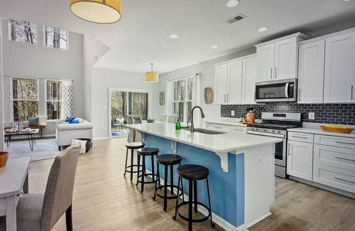 Millville House | Spacious End-unit Town house w/lots of Amenities