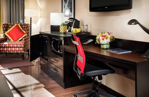Lower Queen Anne Hotel | Spacious Ensemble Suite with Two Queen Beds in the Heart of Seattle