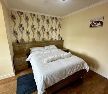 Heath House | Spacious Ensuite Room With Garden View