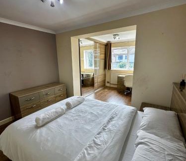 Heath House | Spacious Ensuite Room With Garden View