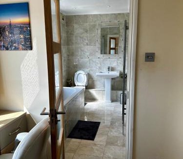 Heath House | Spacious Ensuite Room With Garden View