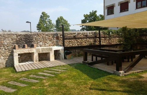 Villaverde de Pontones Apartment | Spacious apartment with spa and balcony.