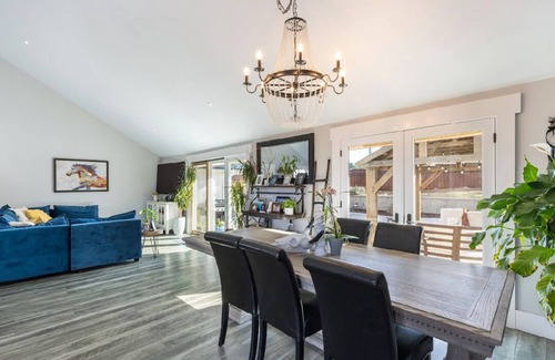 Sebastopol House | Spacious estate in wonderful Sebastopol with AC, WiFi, fitness room
