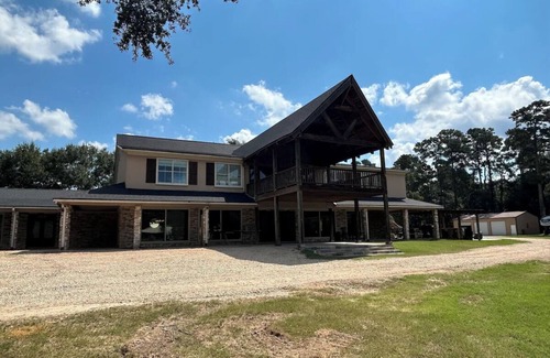 Conroe Apartment | Spacious estate with 2 homes