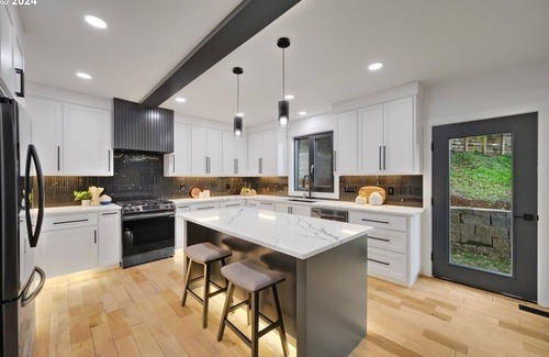 Southwest Hills House | Spacious estate with 4 bedrooms and WiFi, AC in cool Portland