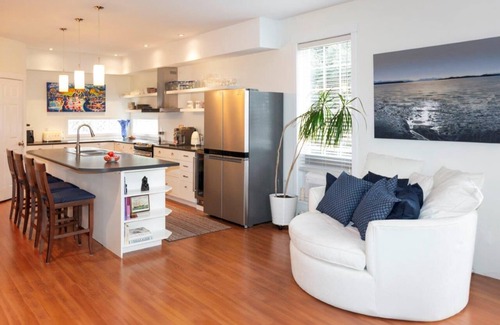Pemberton House | Spacious executive Home with Mountain Views 3500 Sq Ft 5 min walk to town