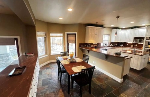 Sparks House | Spacious Executive Home in Sparks 4/4.5