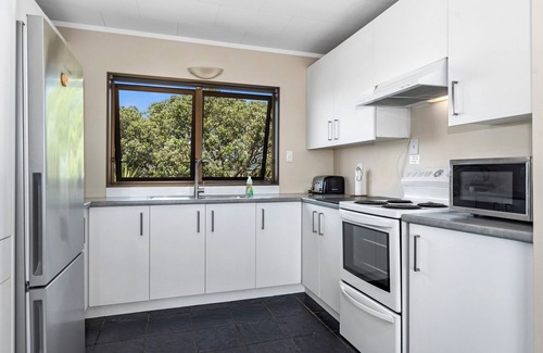 Ruakaka Cottage | Spacious Family Bach by the Sea - Ruakaka Home