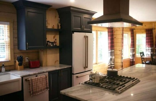 Cobourg Cabin | Spacious Family Cabin, Hot Tub & Pet Friendly!
