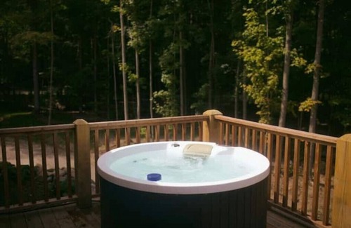 Cobourg Cabin | Spacious Family Cabin, Hot Tub & Pet Friendly!