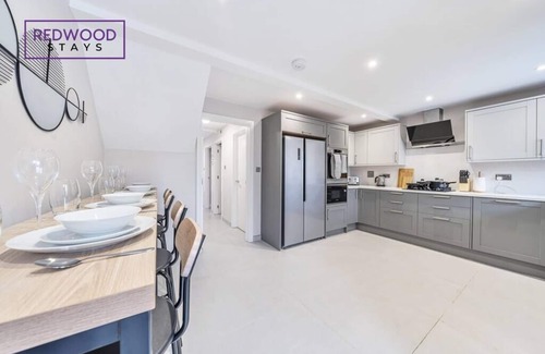 Rushmoor District House | Spacious Family, Contractor Home, FREE Parking