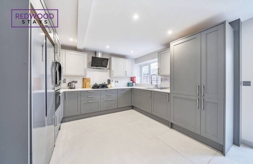 Rushmoor District House | Spacious Family, Contractor Home, FREE Parking