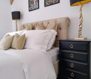 North Perrott House | Spacious Family Cottage Retreat