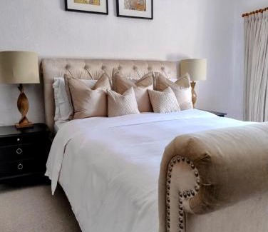 North Perrott House | Spacious Family Cottage Retreat