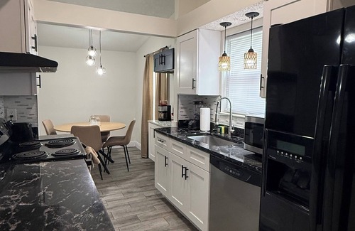 Carrollwood House | Spacious Family Dog Friendly Near TPA Airport Mall Highway 3 Bedroom Fenced Yard