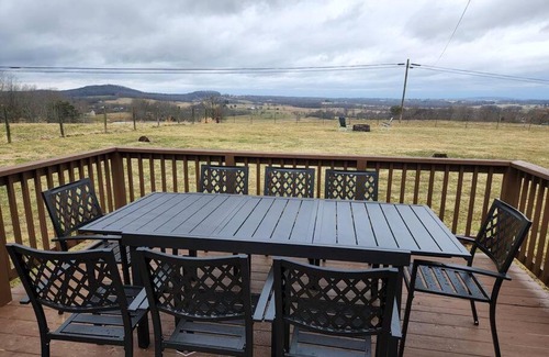 Pikeville House | Spacious Family Farmhouse