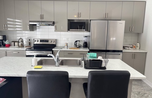 Gravenhurst House | Spacious Family-Friendly Bright New House