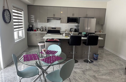 Gravenhurst House | Spacious Family-Friendly Bright New House