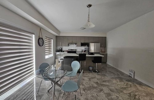 Gravenhurst House | Spacious Family-Friendly Bright New House