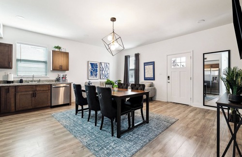 Florida Area Apartment | Spacious Family-Friendly 5BR Modern Retreat Near French Quarter