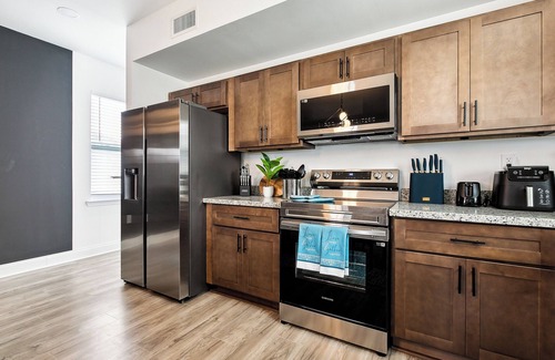 Florida Area Apartment | Spacious Family-Friendly 5BR Modern Retreat Near French Quarter