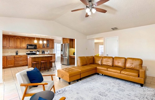 North San Antonio - SAT House | Spacious Family Friendly Pool House Sleeps 10 ppl!