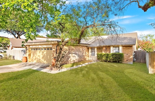 North San Antonio - SAT House | Spacious Family Friendly Pool House Sleeps 10 ppl!