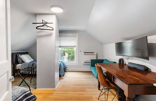 Oakley House | Spacious Family Friendly Gem ~ King Bed ~ Parking ~ Tons of Amenities!n