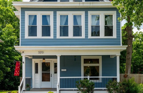 Oakley House | Spacious Family Friendly Gem ~ King Bed ~ Parking ~ Tons of Amenities!n