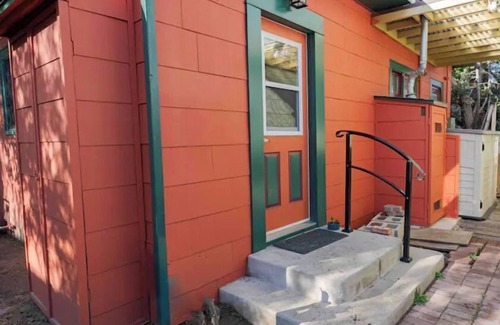 Eastside House | Spacious FAMILY FRIENDLY home beautifully decorated with African art.