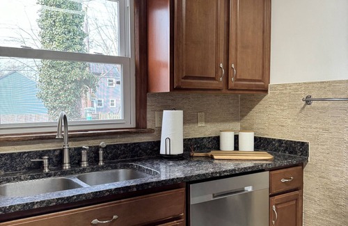 Avon Lake House | Spacious Family-Friendly and Pet-Loving Home for Eight!