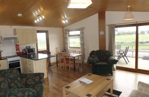 Offenham Cabin | Spacious family friendly cabin sleeps 7, open rural view, set well back off road
