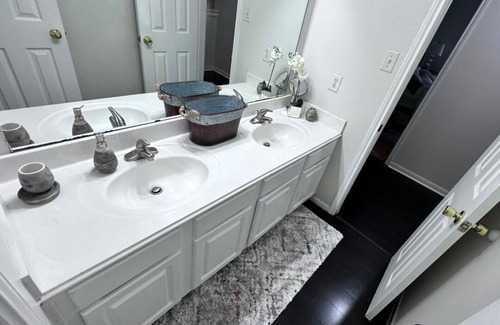 Barker House | Spacious Family Fun in Houston