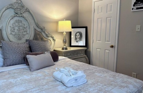 Barker House | Spacious Family Fun in Houston