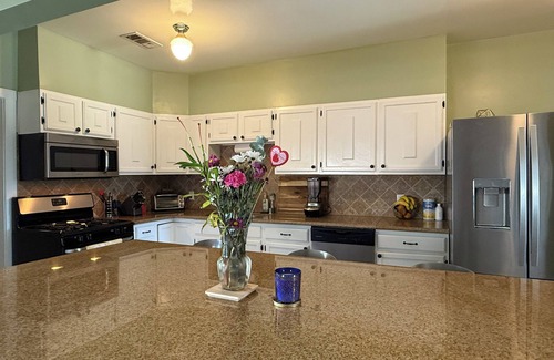 Lakeside House | Spacious Family Getaway – Pet & Kid Friendly!