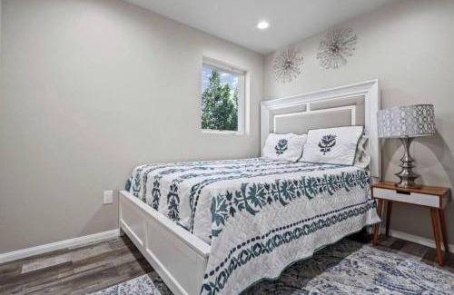 Valencia House | Spacious family Guesthouse private entry near six flags