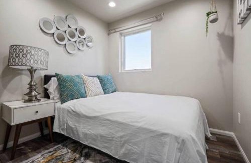 Valencia House | Spacious family Guesthouse private entry near six flags
