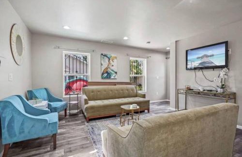 Valencia House | Spacious family Guesthouse private entry near six flags