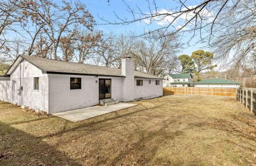 Siloam Springs House | Spacious Family Haven - Walk to Downtown & JBU